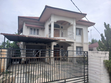 DIJUAL RUMAH SIAP HUNI 2 LANTAI SEMI FURNISHED DAERAH JL FAJAR