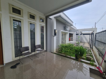 Di jual 1 unit rumah mewah 1,5 lantai lokasi jalan Srikandi Panam tengah kota Pekanbaru