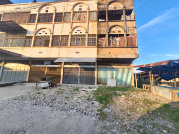 DISEWAKAN RUKO 3 LANTAI KONDISI MENTAH KOSONG LOKASI JL.KULIM-PEKANBARU
