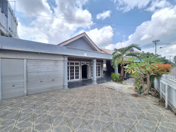 DIJUAL RUMAH BULATAN DENGAN TANAH LUAS LOKASI JL.DAHLIA-PEKANBARU
