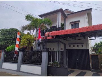 DIJUAL RUMAH FULL FURNISH 2 LANTAI CANTIK SIAP HUNI DI TENGAH KOTA PONTIANAK JL.SUTOMO