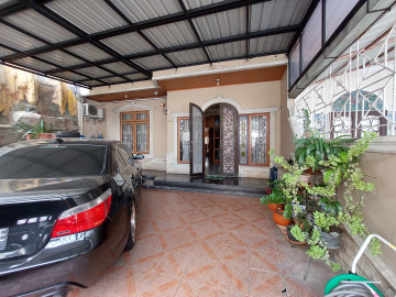 DIJUAL RUMAH 2 LANTAI MEWAH FURNISH SIAP HUNI DI TENGAH KOTA JL.KULIM