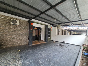 Di sewakan 1 unit rumah cluster full furnish siap huni lokasi Jalan Soekarno Hatta dekat ke Sekolah Darma Loka tengah kota Pekanbaru