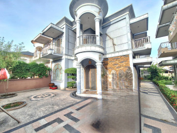 DIJUAL RUMAH MEWAH 2 LANTAI LOKASI DEKAT JL.LILI-PEKANBARU