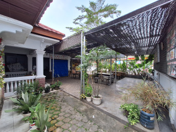 RUMAH BULATAN DI TEPI JALAN PURWODADI PANAM