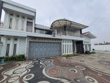 DIJUAL RUMAH BULATAN MEWAH FURNISH 2 LT LOKASI DI JL.BUDI UTOMO-PEKANBARU
