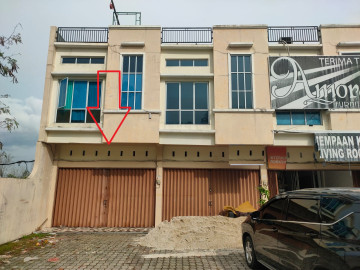 DiJual / Disewakan Ruko 2 lantai full keramik POSISI HOOK di Jl. Srikandi