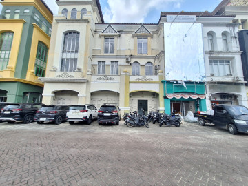DISEWAKAN RUKO 3 LANTAI SIAP PAKAI LOKASI KOMPLEK PERKANTORAN LOKASI SUDIRMAN-PEKANBARU