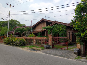DIJUAL RUMAH BULATAN CANTIK DAN UNIK LOKASI PUSAT KOTA DEKAT JL. DIPONEGORO - PEKANBARU