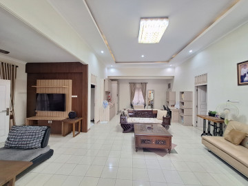 DIJUAL RUMAH BULATAN LUAS DAN NYAMAN TERAWAT FULL FURNISH LOKASI JL.KELAPA SAWIT / HARAPAN RAYA-PEKANBARU