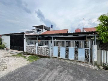 DIJUAL 1 UNIT RUMAH SIAP HUNI LOKASI JALAN PRAMUKA UJUNG DALAM KOMPLEK PERUMAHAN TENGAH KOTA PEKANBARU