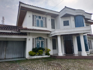 Dijual rumah bulatan mewah 2lt tengah kota lokasi Gobah