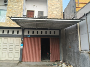 Di sewakan 1 unit ruko 2 lantai lokasi tepi Jalan Garuda Sakti Km 1,5 tengah kota Pekanbaru