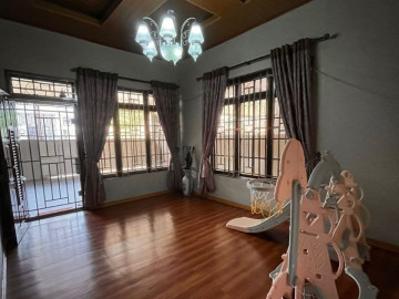 DIJUAL RUMAH CANTIK FULL FURNISH LOKASI TENGAH KOTA JL. LILI - PEKANBARU