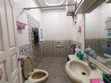DIJUAL RUMAH FULL KERAMIK 3 1/2 LANTAI DI JL RIAU IV - PEKANBARU