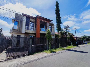 Dijual Rumah Mewah Murah, Di Tepi Jalan, Di Jl. Melati Indah - Pekanbaru