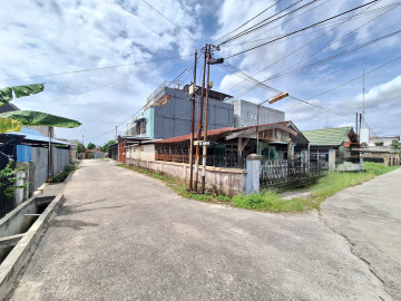 DIJUAL TANAH BANGUNAN LAMA POSISI HOOK LOKASI DEKAT JALAN RIAU-PEKANBARU