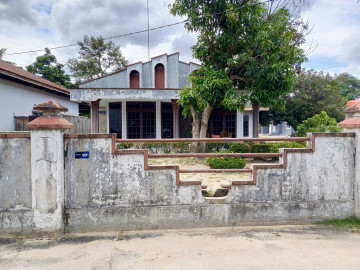 DIJUAL RUMAH BULATAN DENGAN TANAH YANG CUKUP LUAS LOKASI DEKAT JL HANGTUAH - PEKANBARU