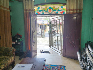 DIJUAL RUMAH DENGAN TANAH YANG CUKUP LUAS LOKASI JL. DAHLIA - PEKANBARU
