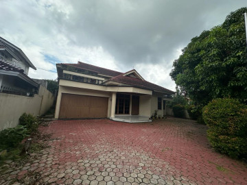 DIJUAL RUMAH BULATAN 2 LANTAI DENGAN TANAH YANG CUKUP LUAS LOKASI DEKAT SUDIRMAN JL. MURNI SARI - PEKANBARU