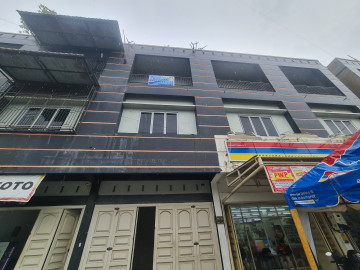 Di sewakan 1 unit ruko 3 lantai tepi jalan Hangtuah sebelah indomaret tengah kota Pekanbaru