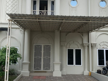 Di jual 1 unit rumah cluster 3 lantai konsep eropa  semi furnish lokasi Sm Amin tengah kota Pekanbaru