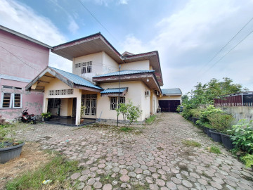 DIJUAL RUMAH BULATAN BANGUNAN LAMA DENGAN TANAH LUAS LOKASI DEKAT JL.DURIAN-PEKANBARU