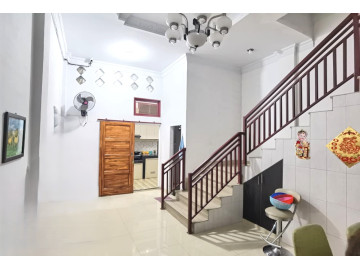 Dijual Ruko 3 Lantai Lokasi Strategis di Jl. Satria