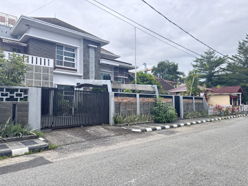 DIJUAL RUMAH MEWAH 3 LT  TENGAH KOTA  JL.PAWON
