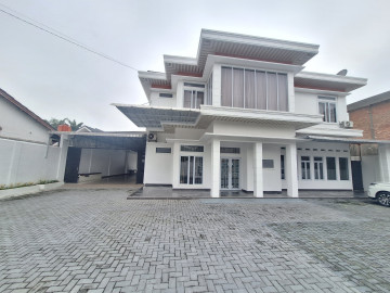 DIJUAL RUMAH BULATAN 2 LANTAI MEWAH DAN BERSIH LOKASI JL.ARIFIN AHMAD-PEKANBARU