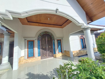 DIJUAL/DISEWAKAN RUMAH BULATAN  FULL FURNISH CANTIK LOKASI DEKAT JL.DAHLIA-PEKANBARU