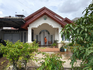 DIJUAL RUMAH LOKASI TENGAH KOTA DEKAT JALAN PAUS