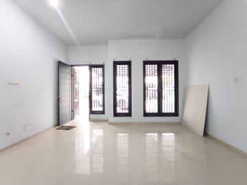 DI JUAL  RUMAH 2 LANTAI JL TUANKU TAMBUSAI