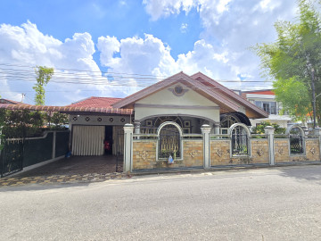 DIJUAL.RUMAH BULATAN TERAWAT LOKASI JALAN ARIFIN AHMAD - PEKANBARU