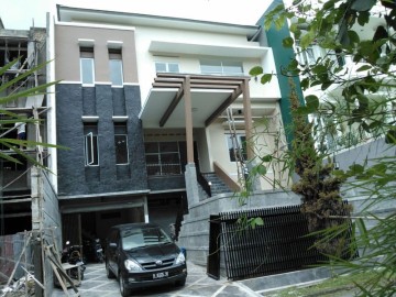 DIJUAL RUMAH 2.5 LANTAI KAWASAN ELITE LOKASI SETRADUTA BANDUNG