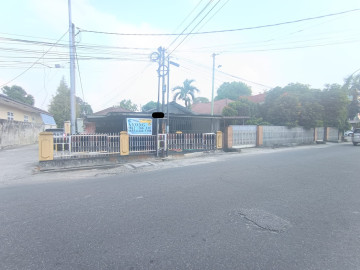 Dijual tanah bonus 4 rumah ditengah kota lokasi tepi jalan besar Jl. Sutomo - Pekanbaru