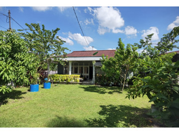 Dijual rumah bulatan + tanah yang sangat luas di Jl. Dahlia - Pekanbaru