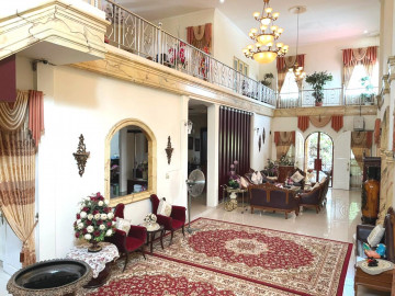 Dijual Rumah mewah 2lt, cantik, tengah kota, siap huni dan nego di Bukit Raya